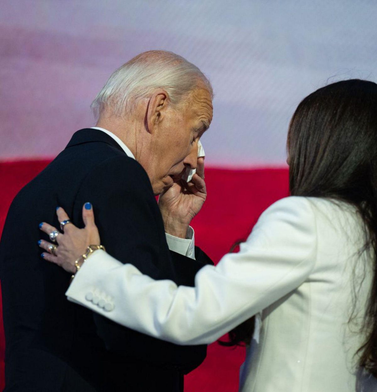 Biden consuma en un emotiu discurs el canvi de guàrdia en el partit Biden consuma en un emotiu discurs el canvi de guàrdia en el partit