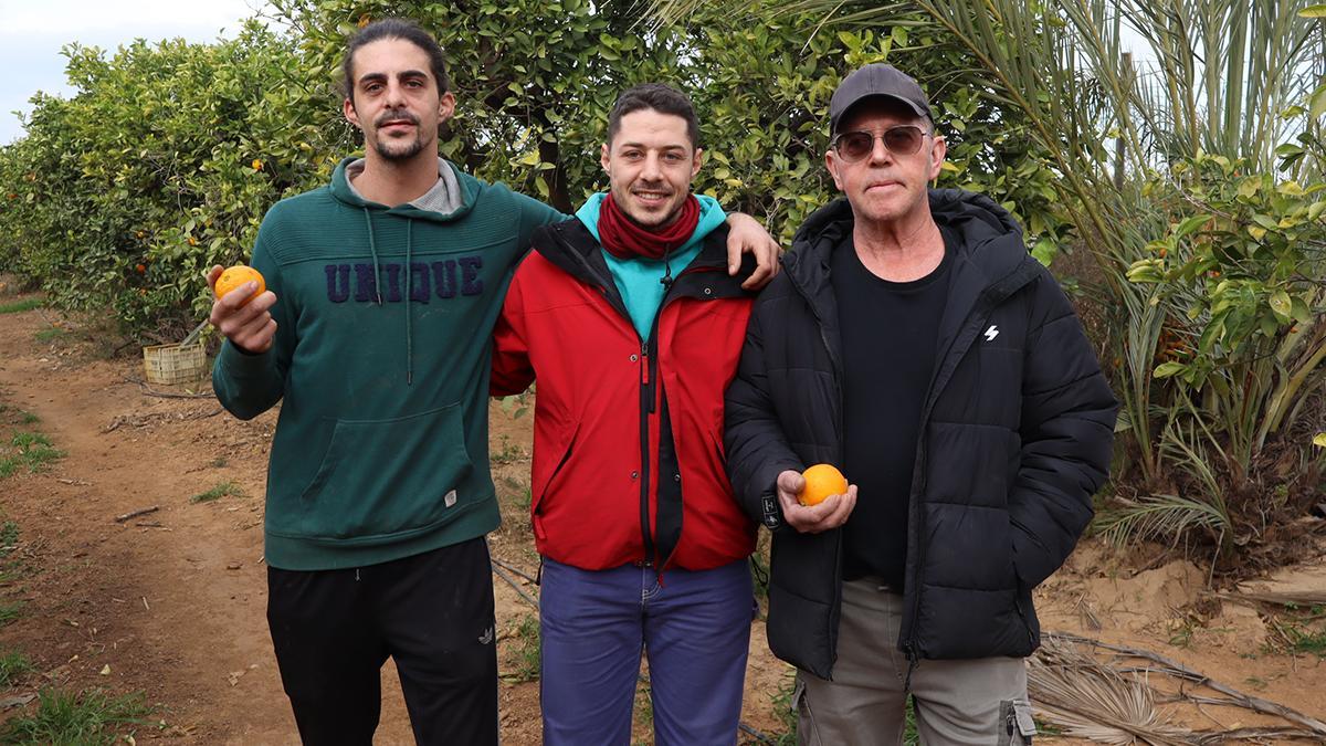 Rubén y su familia en los campos de naranjos