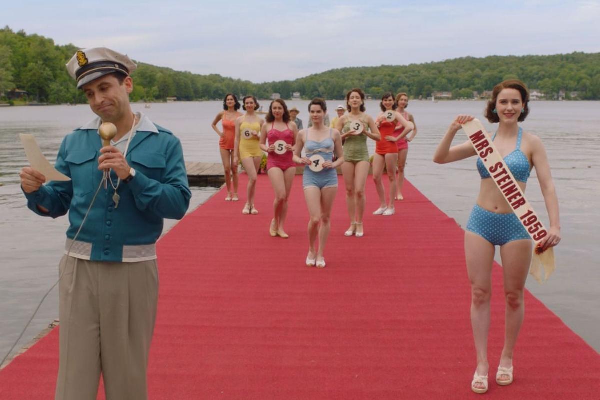 Captura de una escena de la segunda temporada de 'The Marvelous Mrs. Maisel' en la que Rachel Brosnahan luce un bikini de talle alto en color azul