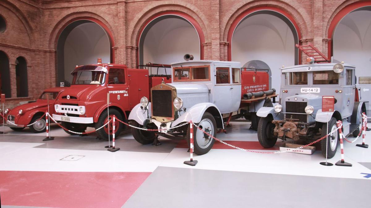 Algunos de los vehículos expuestos en el Museo del Fuego son de los años 20, como los dos grises que se ven en esta fotografía.  | JOSÉ MIGUEL CALVO