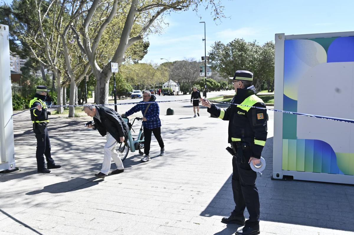 En imágenes I Parques cerrados en Zaragoza por el fuerte viento