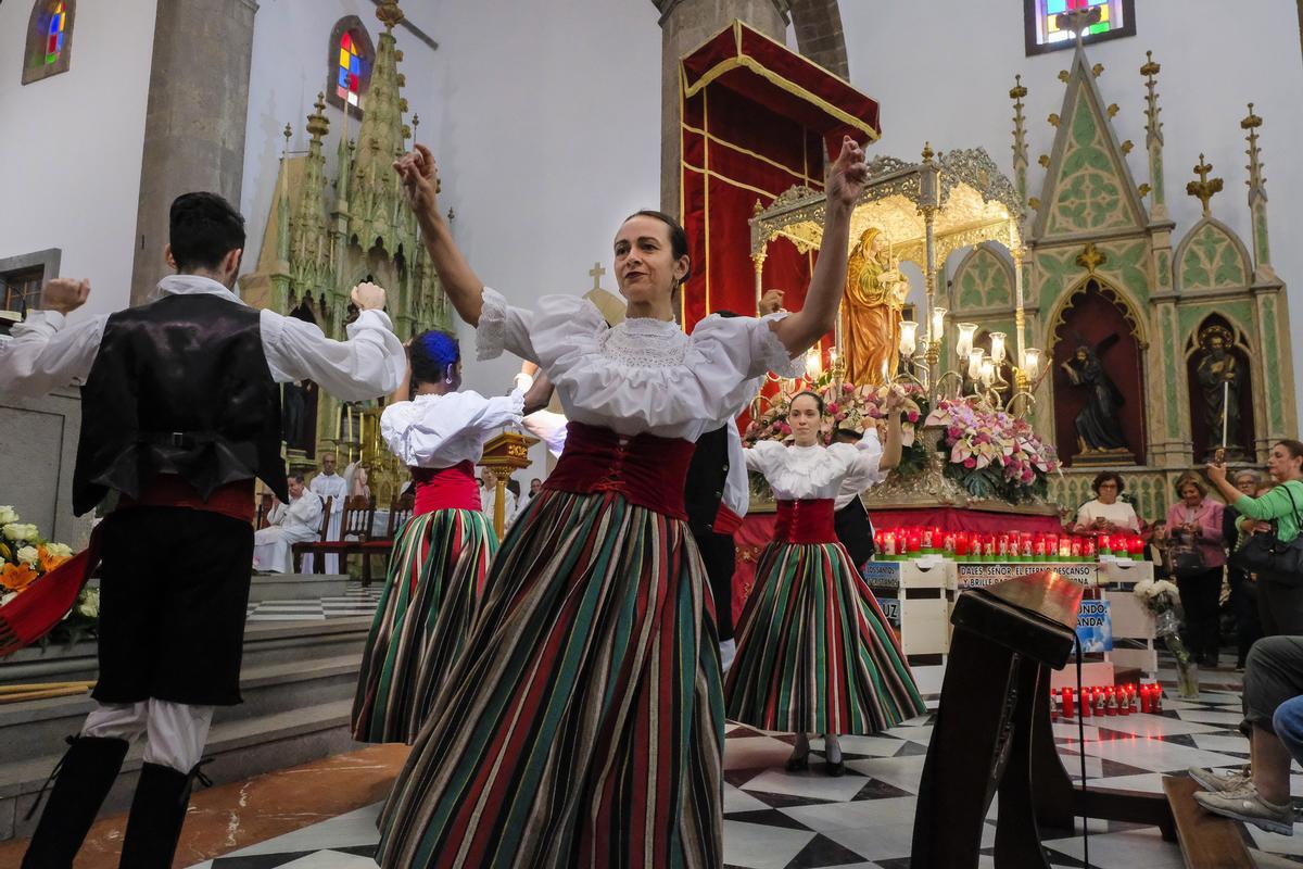 Baile tradicional de la Sociedad Musical Villa de Ingenio durante la eucaristía