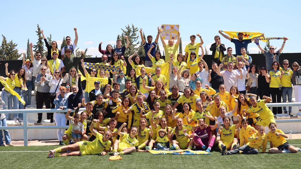 Alegría en la expedición del Villarreal; jugadoras, técnicos y aficionados celebra la permanencia.
