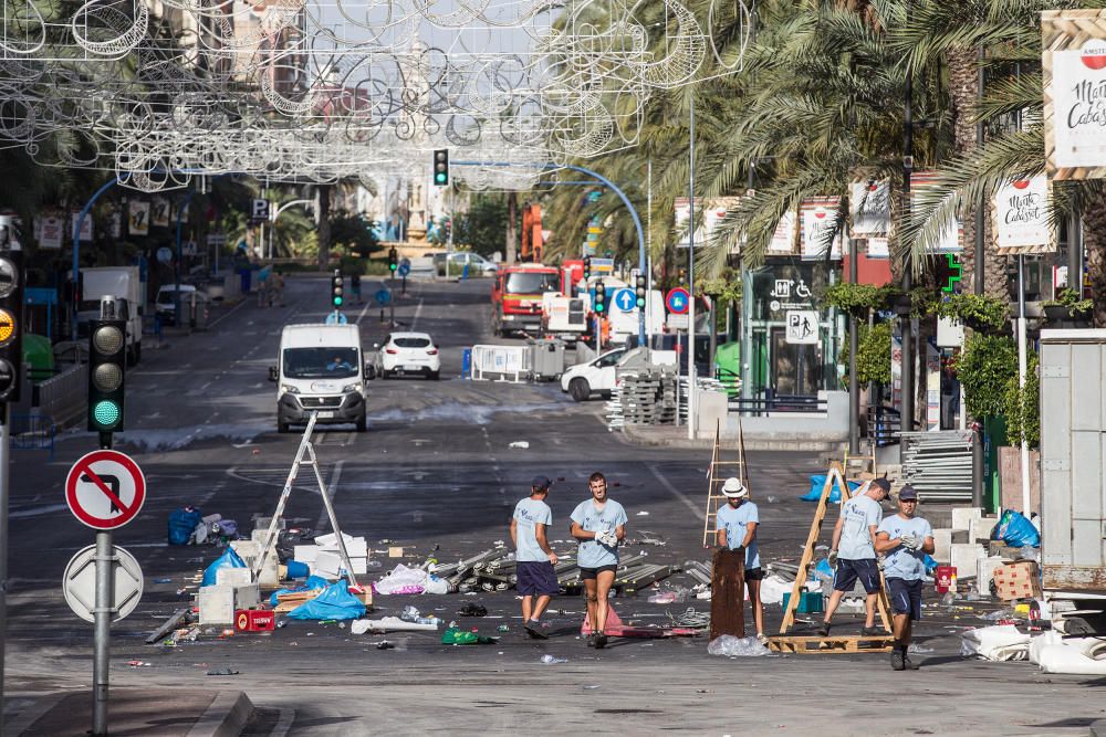 Las calles de Alicante se recuperan poco a poco de las fiestas