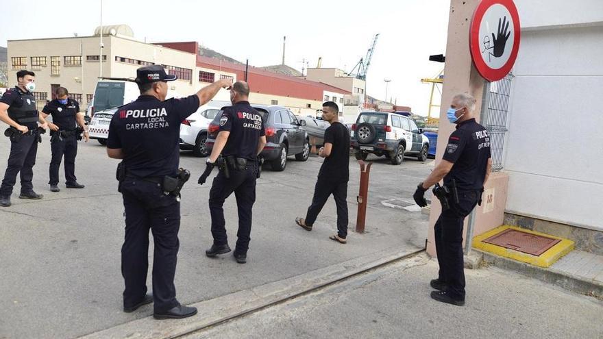 La Policía lleva de nuevo al puerto a uno de los fugados ayer.