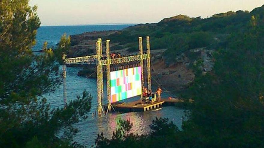 En la fiesta se colocó una gran pantalla para ver la Champions League desde la playa.