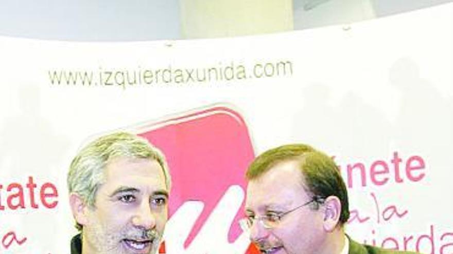 Gaspar Llamazares, a la izquierda, junto a Jesús Iglesias.