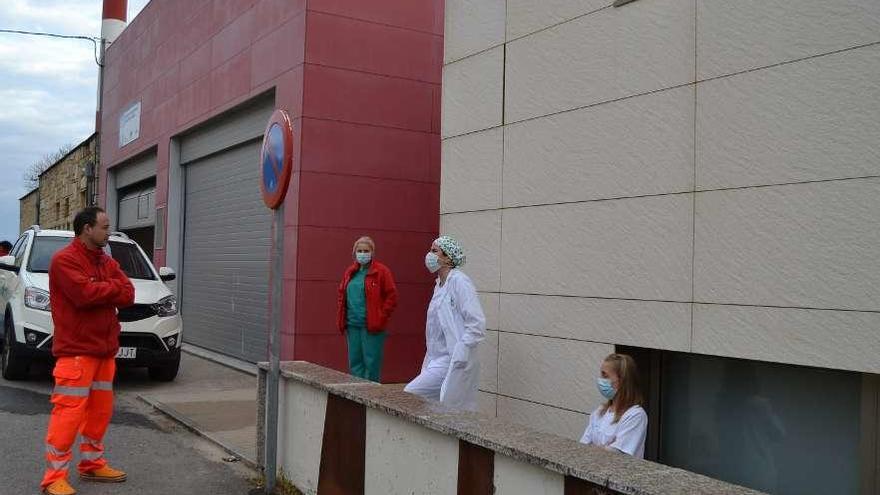 El personal sanitario del Centro de Salud en un &quot;respiro&quot; a las ocho de la tarde.