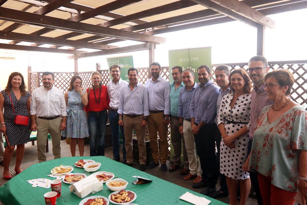 Cordial ambiente en la terraza de La Opinión, entre representantes políticos populares y socialistas a nivel regional y provincial.