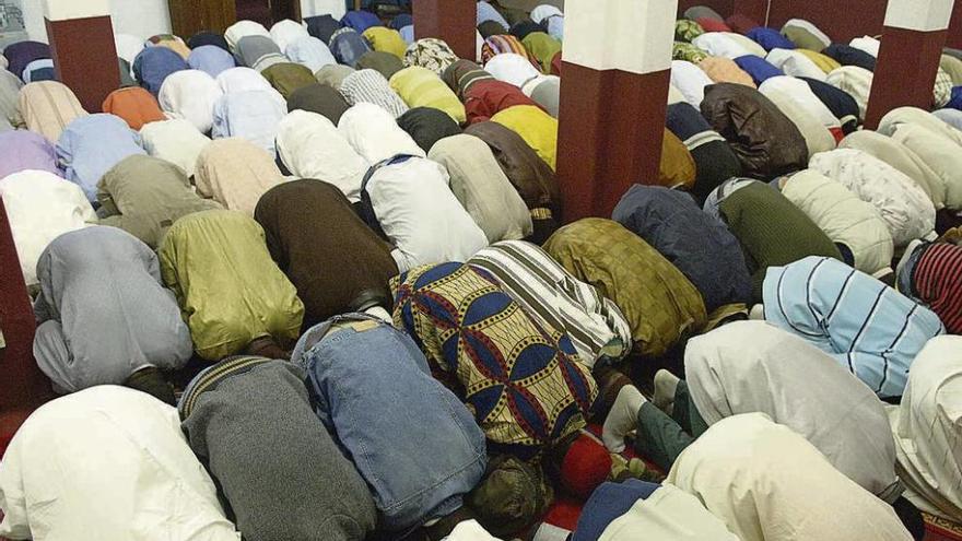 Un grupo de musulmanes reza en la mezquita gallega durante el Ramadán. // Fran Martínez