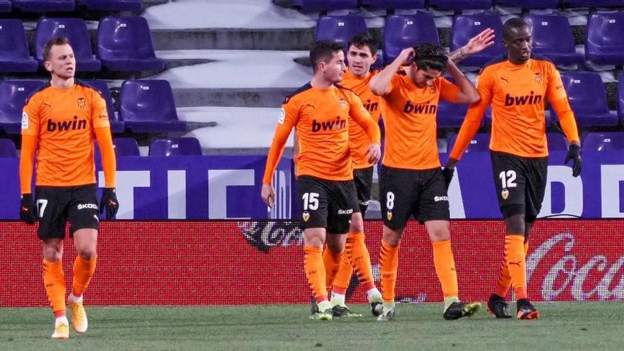 Los jugadores del Valencia celebran el primer gol ante el Valladolid.