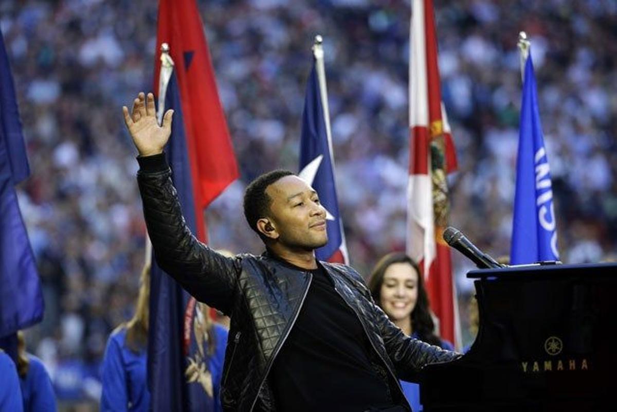 John Legend actuó antes de la celebración de la Super Bowl 2015.