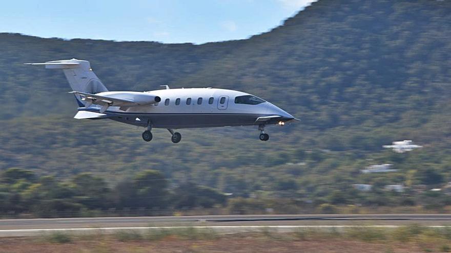 Más ‘jets’ que nunca en el aeropuerto de Ibiza