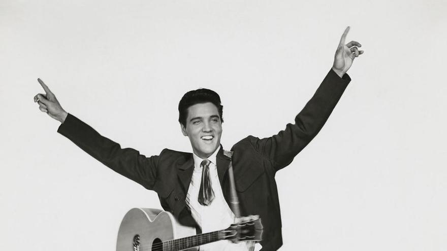 Una imagen clásica de un jovencísimo Elvis Presley.