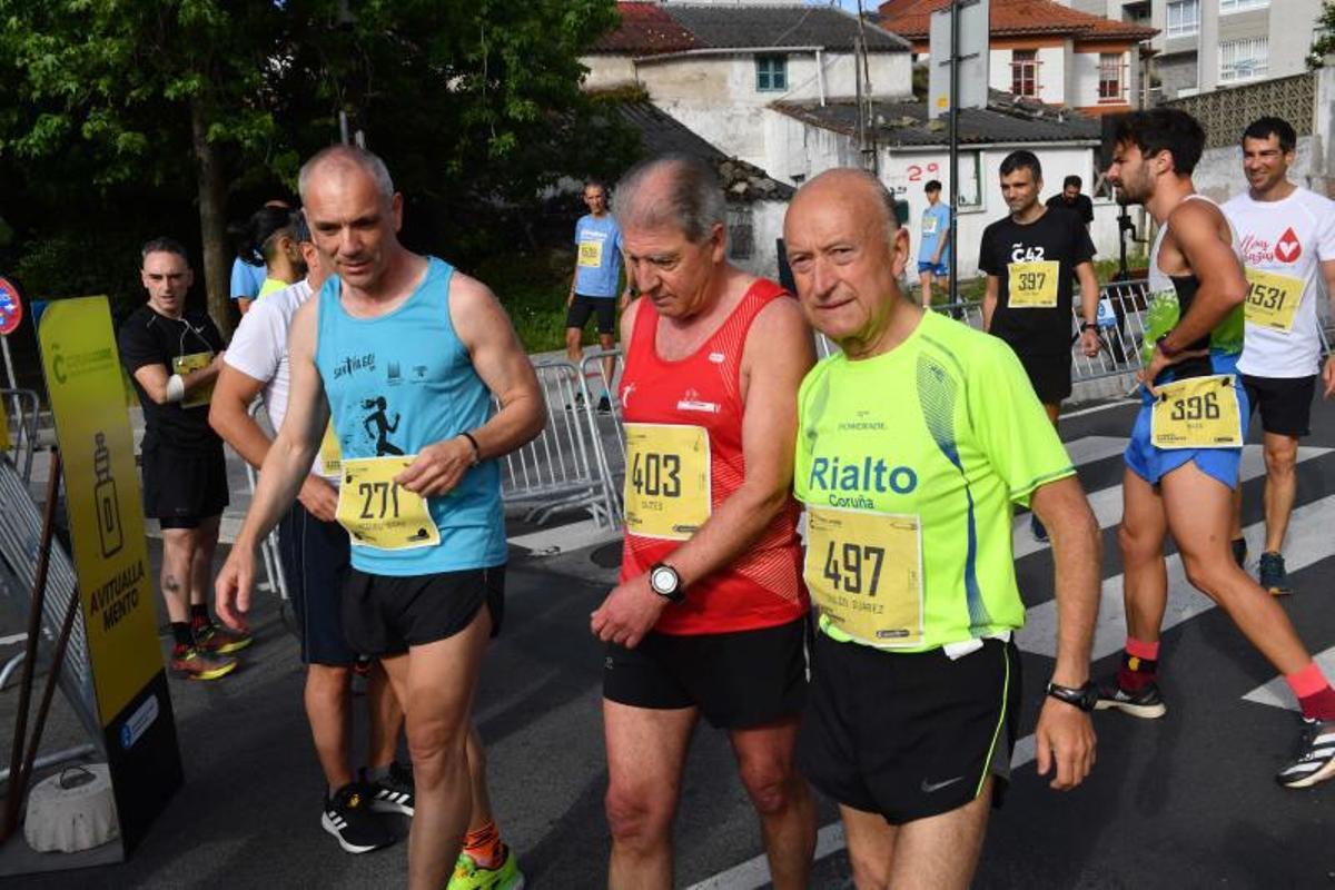 Tres veteranos corredores se dirigen a la salida. |  // V. E.