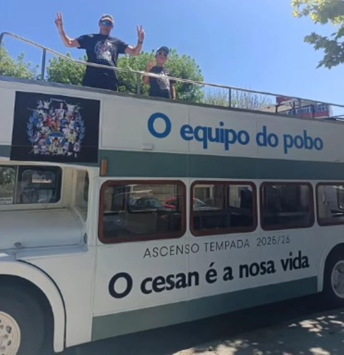 El autobús descapotable del ascenso del Cesantes.