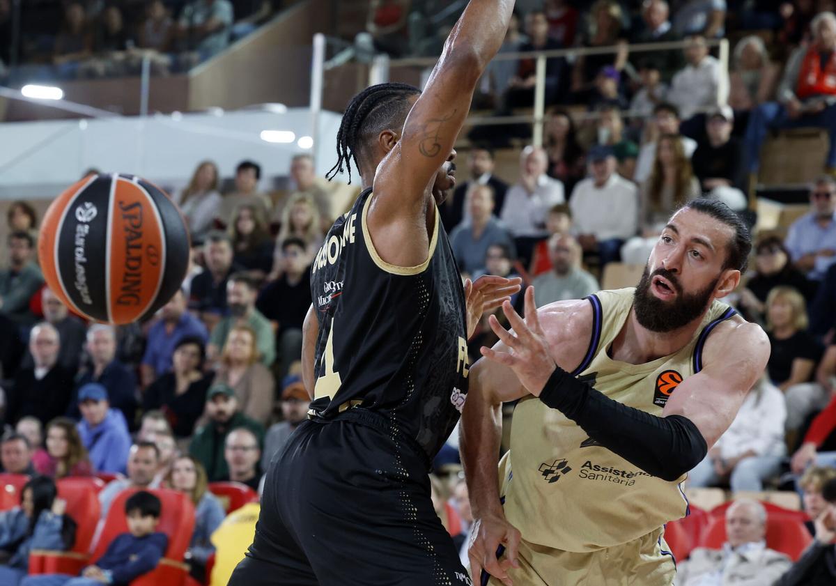 Tornike Shengelia supera la oposición de Jaron Blossomgame para dar un pase bajo la canasta del Mónaco.
