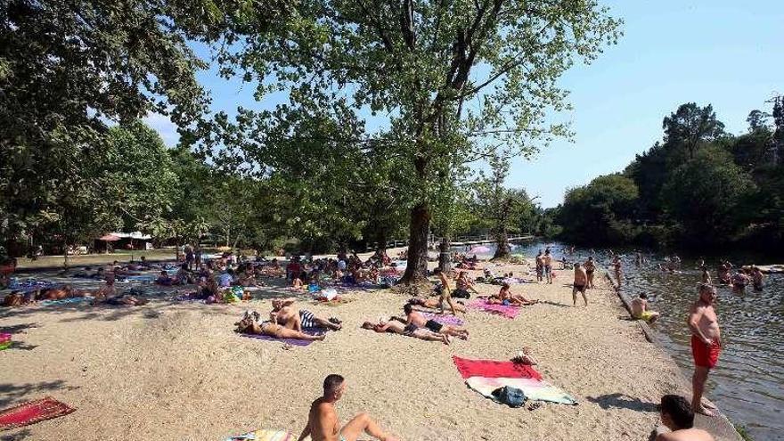 Bañistas en la playa fluvial de A Freixa, un día de este verano. // A.H.