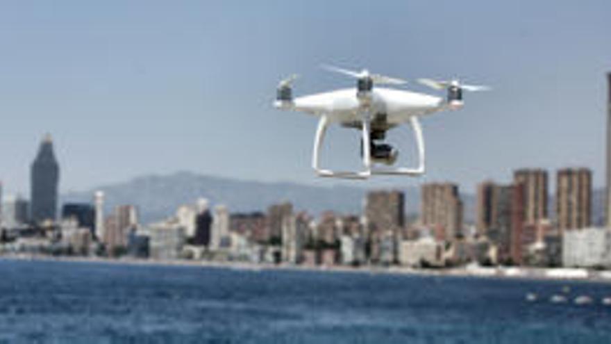La Policía Local intensificará los controles de drones tras una colisión con un avión