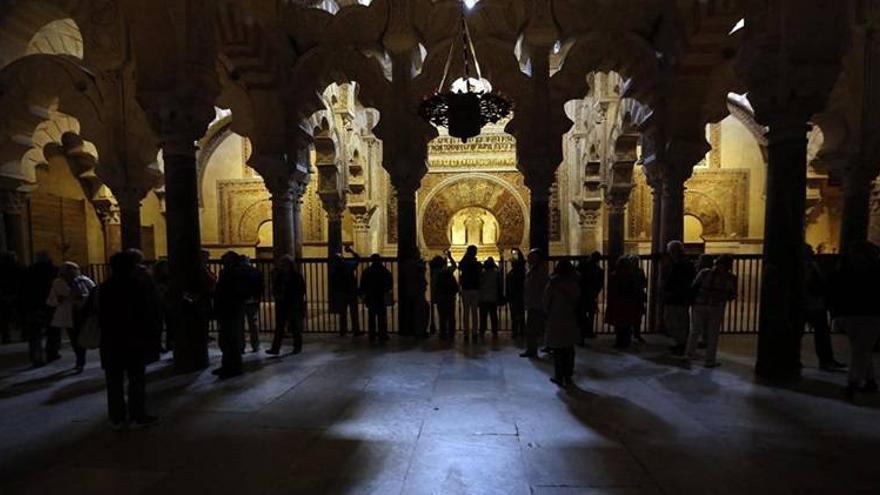 La obra en la cubierta frente al Mihrab obliga a acotar una zona de la Mezquita