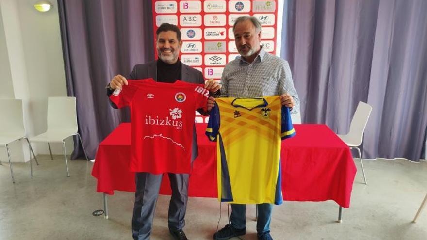 Víctor Coronado y Antonio Palma posan con las camisetas. | R.J.P.