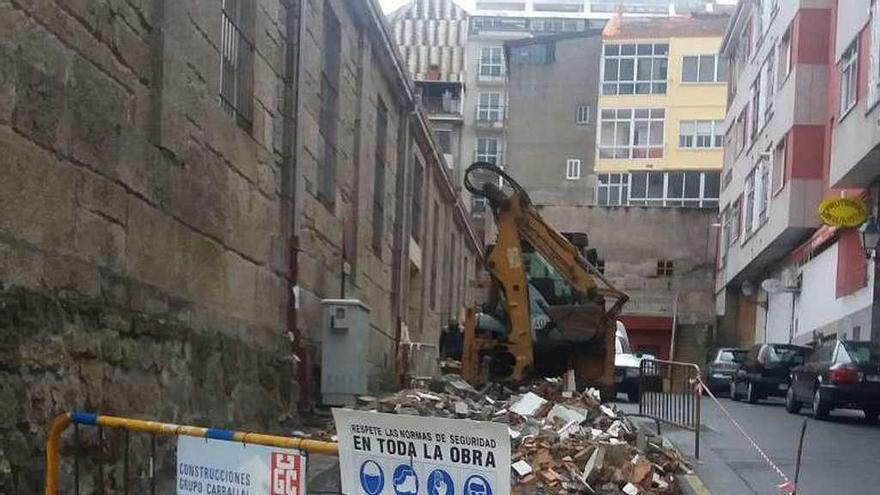 Obras para prolongar la acera y acondicionar el aparcamiento. // L.F.