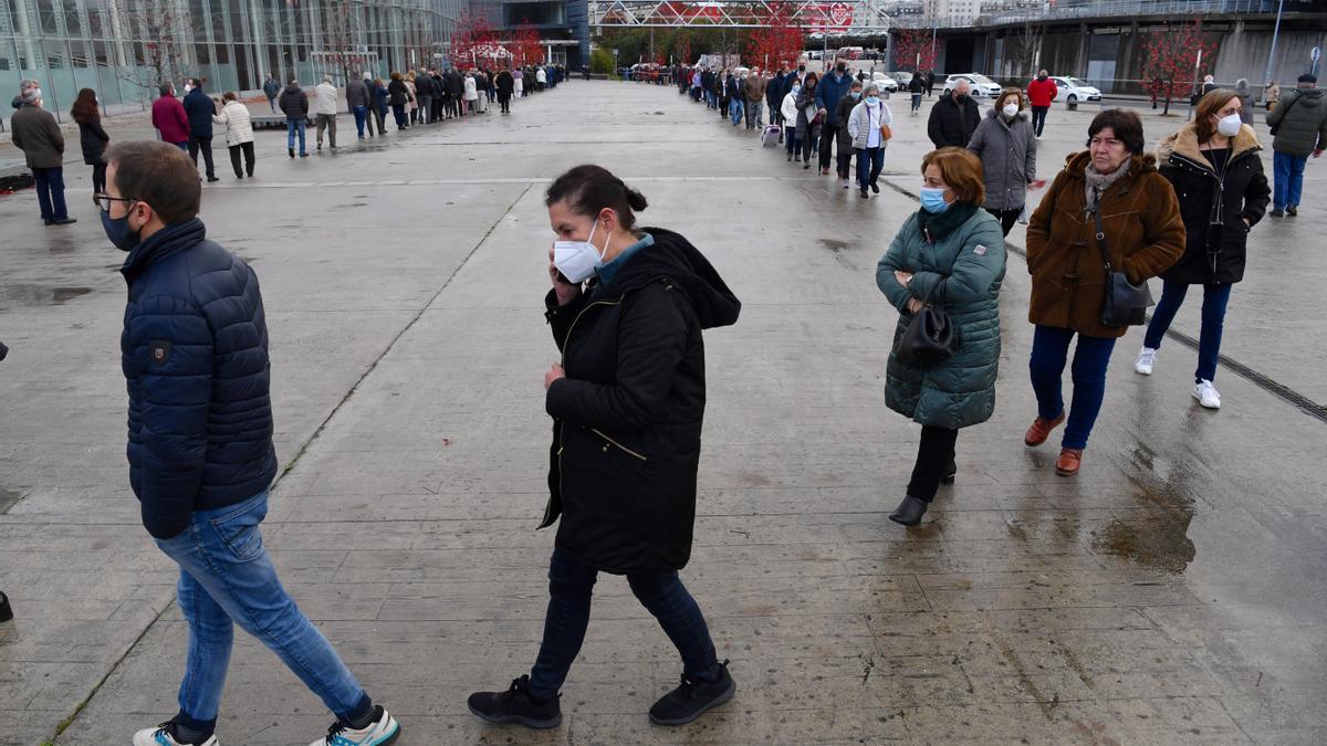 Colas en Expocoruña para recibir la dosis de refuerzo de la vacuna contra el COVID-19