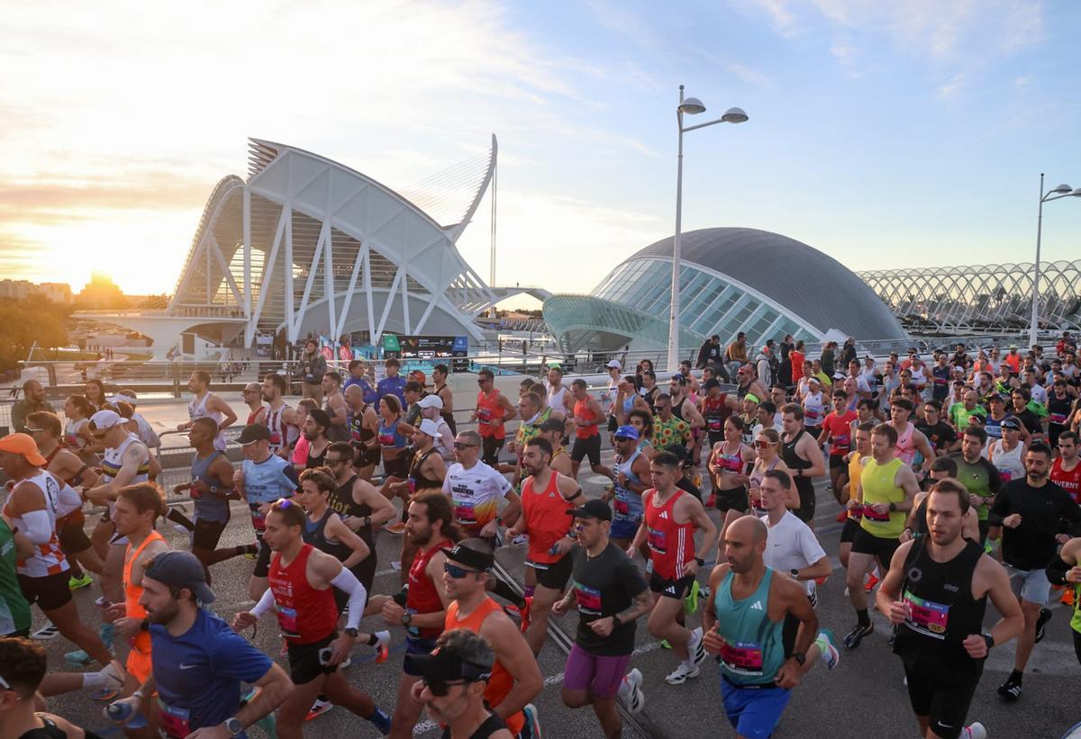 Corredores por el Puente de Monteolivete, con la Ciudad de las Artes y las Ciencias al fondo.