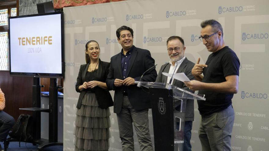 Maxi Carvajal (d) junto a Patricia Hernández, Pedro Martín y José Gregorio Martín, consejero insular de Turismo.