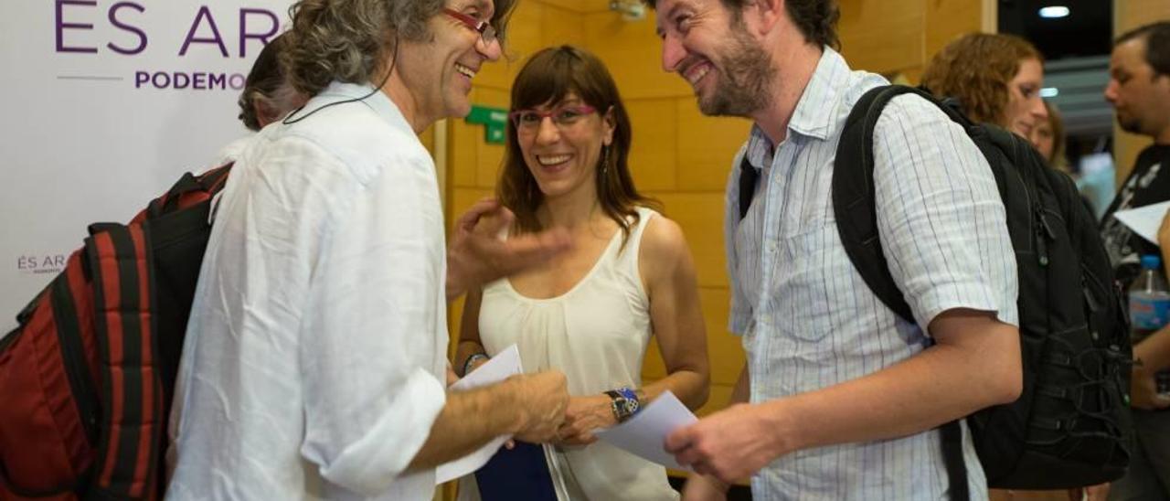 Un sonriente Daniel Bachiller, a la izquierda, junto a Laura Camargo y Alberto Jarabo.