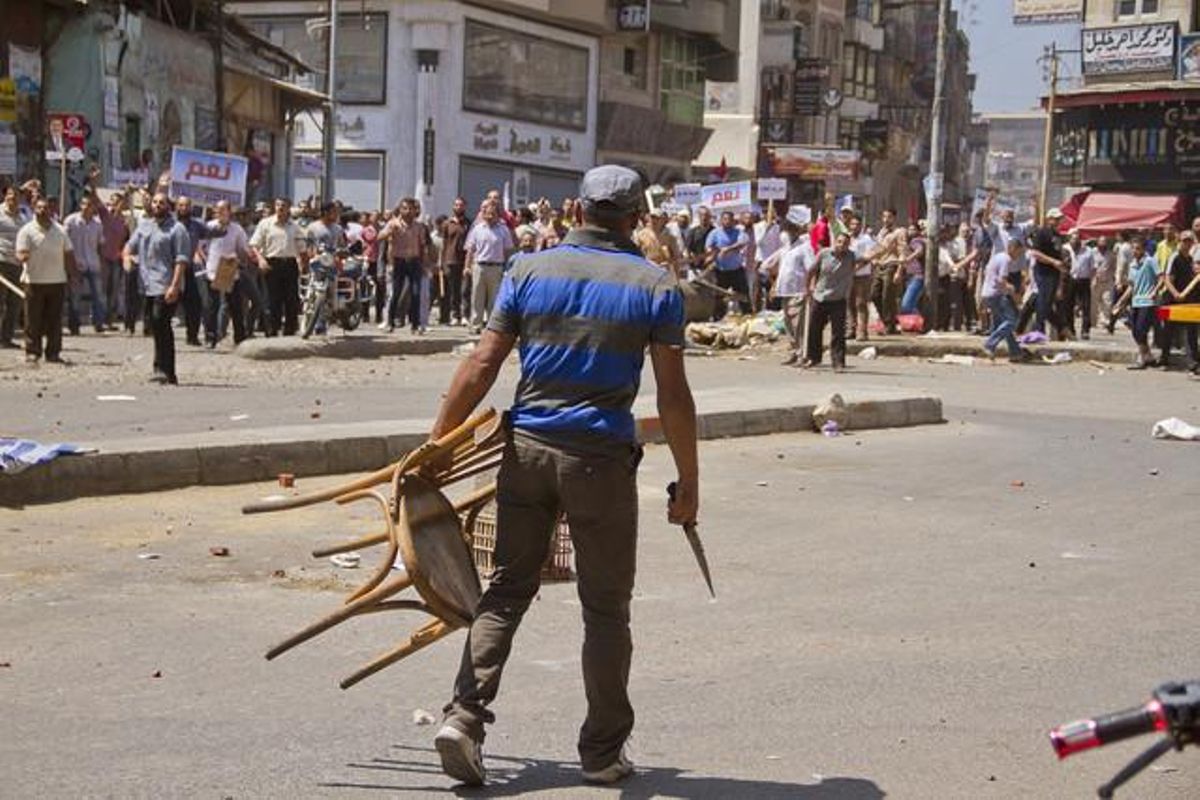 Un manifestant, armat amb un ganivet al Caire.