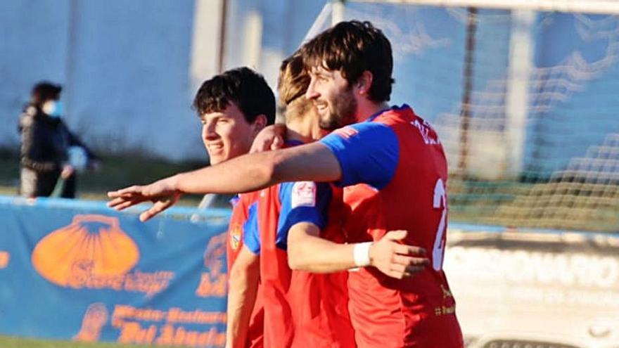 Los benaventanos celebran un gol, ayer. | D. S.