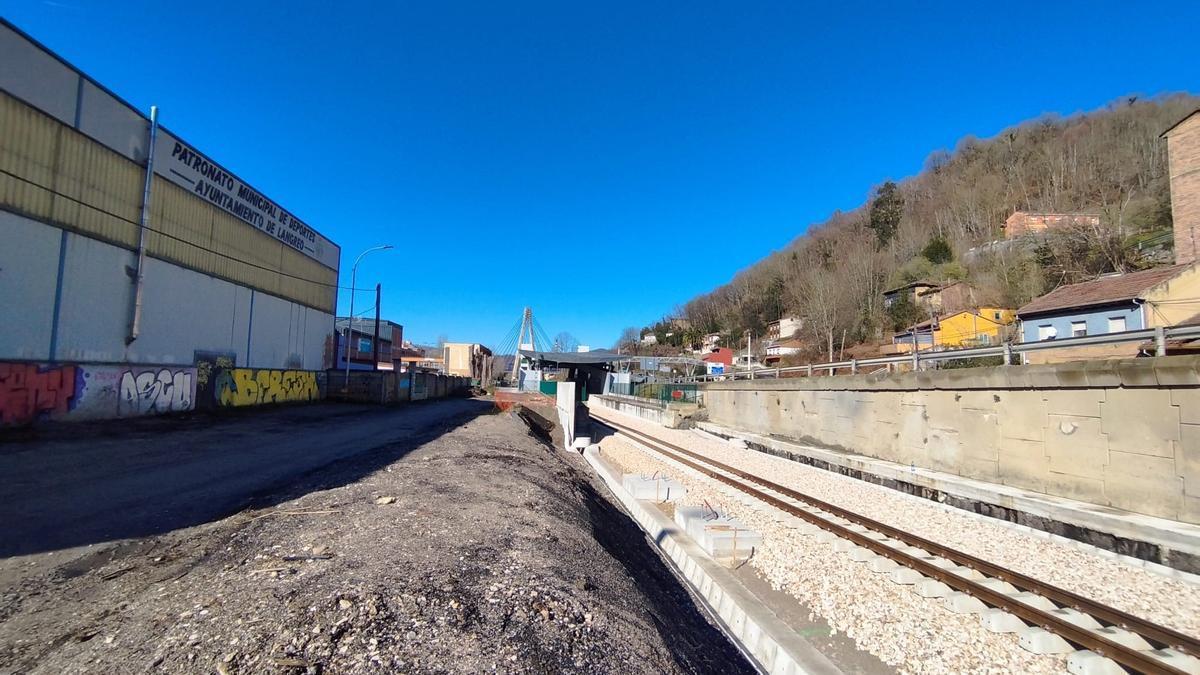 Obras en las inmediaciones de la estación de Los Llerones, en Sama