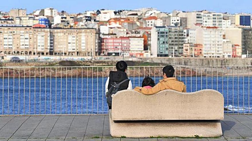 Una familia disfruta de un día soleado el pasado mes de febrero en A Coruña.