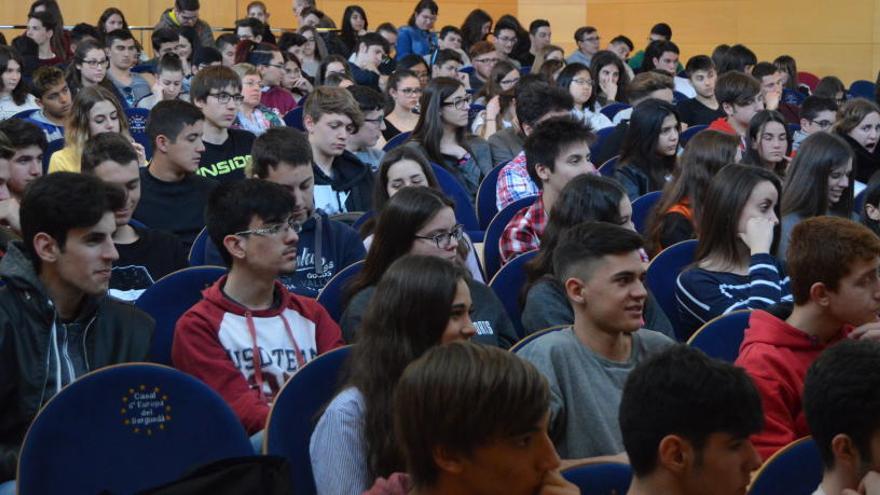 Estudiants a la inauguració de la mostra aquest dimecres a Berga