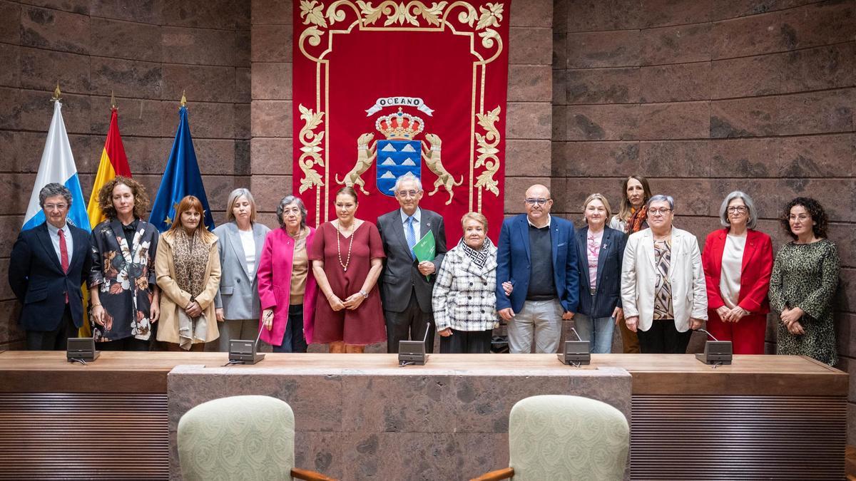 Foto de familia con los representantes de las distintas entidades