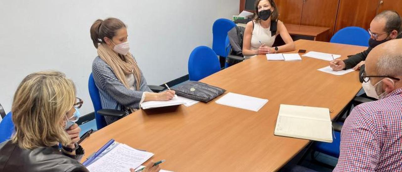 La edil de Educación, Lourdes García, a la derecha, junto Verónica Menéndez y Elisa Collado, del AMPA de Latores.