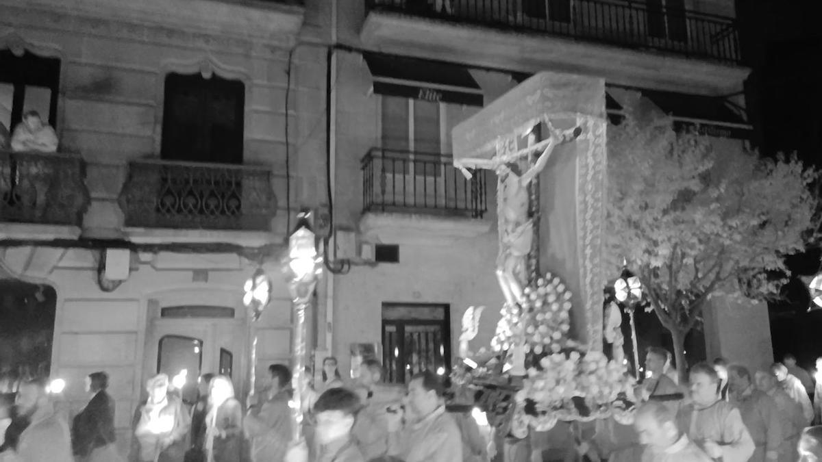 A pesar del apagón histórico la procesión del lunes del Cristo salió a las calles de Redondela