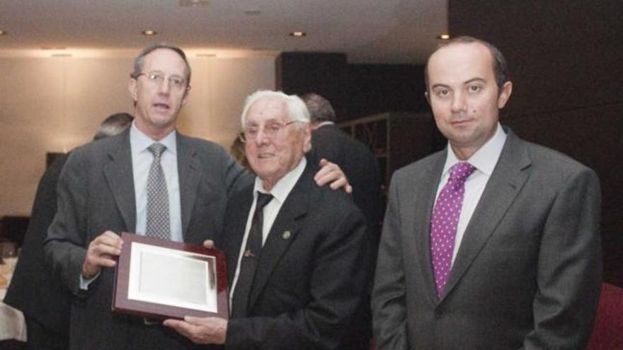 Por la izquierda, Jaime Alonso, Fermín Alonso Sádaba y José Alfredo García Fernández del Viso, durante el homenaje.