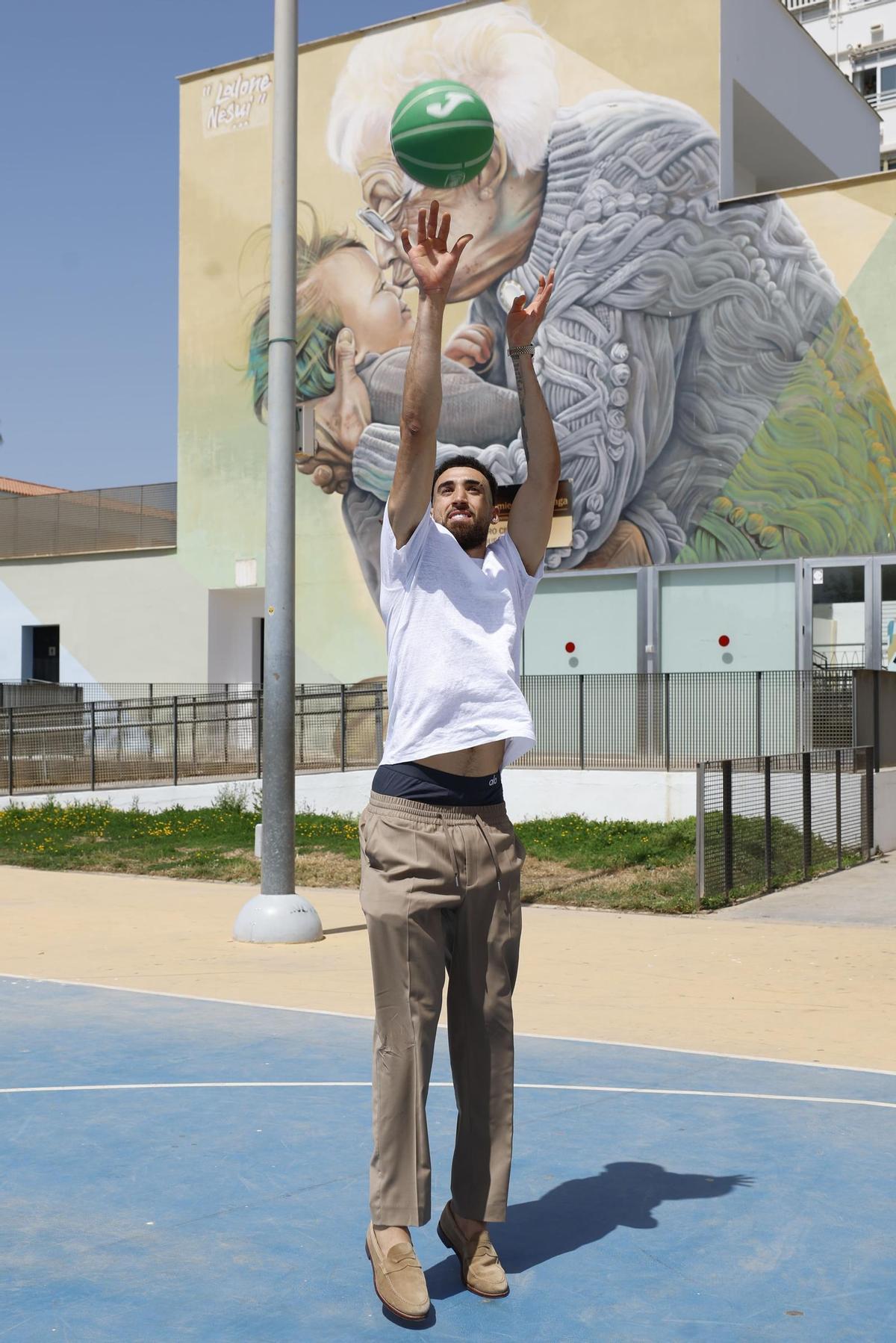 Chris Duarte lanza a canasta en el Parque del Oeste, donde fue presentado con el Unicaja.