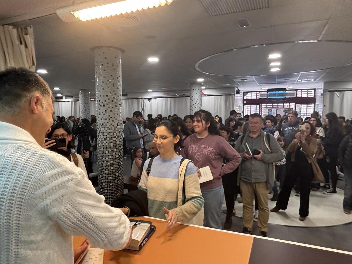 Larga cola de lectores durante la firma de libros de Eloy Moreno en el Mercado Municipal, uno de los momentos más destacados de la jornada.