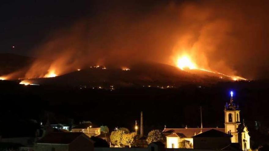 Incendio en la madrugada del jueves en el municipio portugués de Valença. // Nick