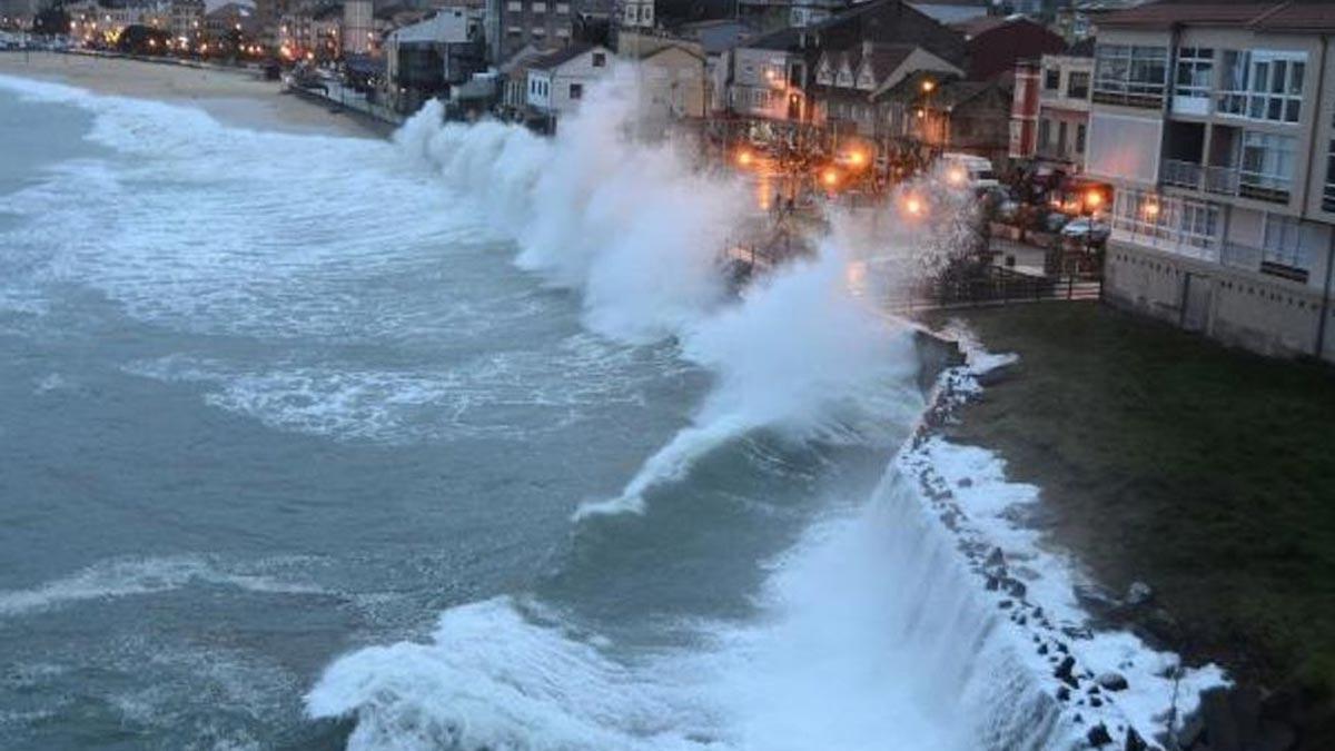 Olas producidas por un temporal golpean la costa de Bueu.