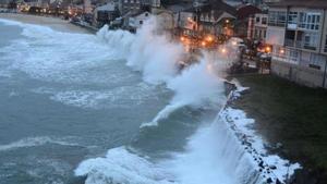 Olas producidas por un temporal golpean la costa de Bueu. 