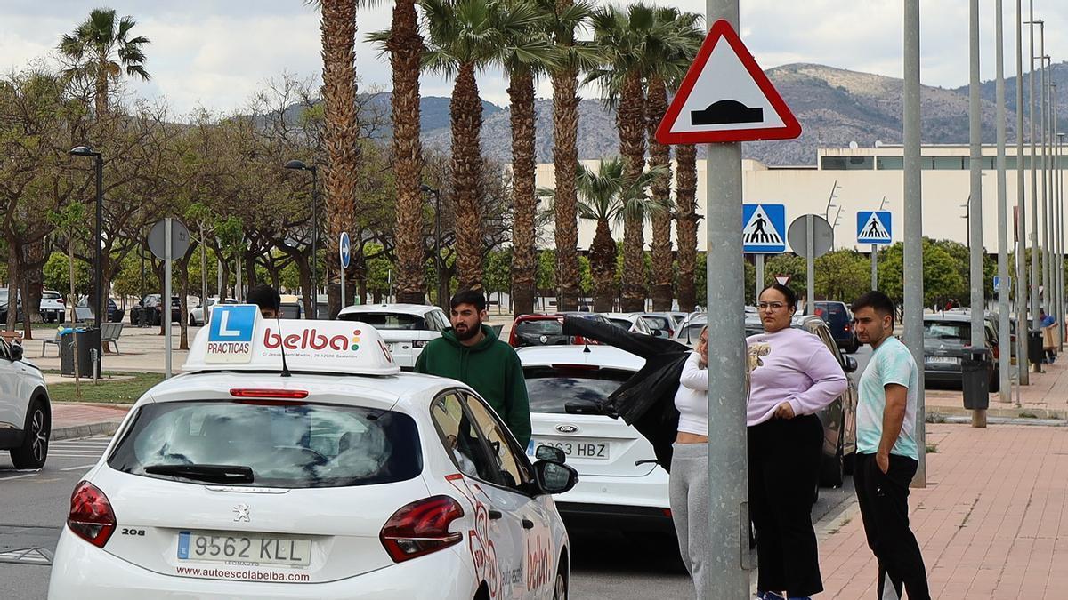 Imagen de un vehículo de autoescuela en Castelló.