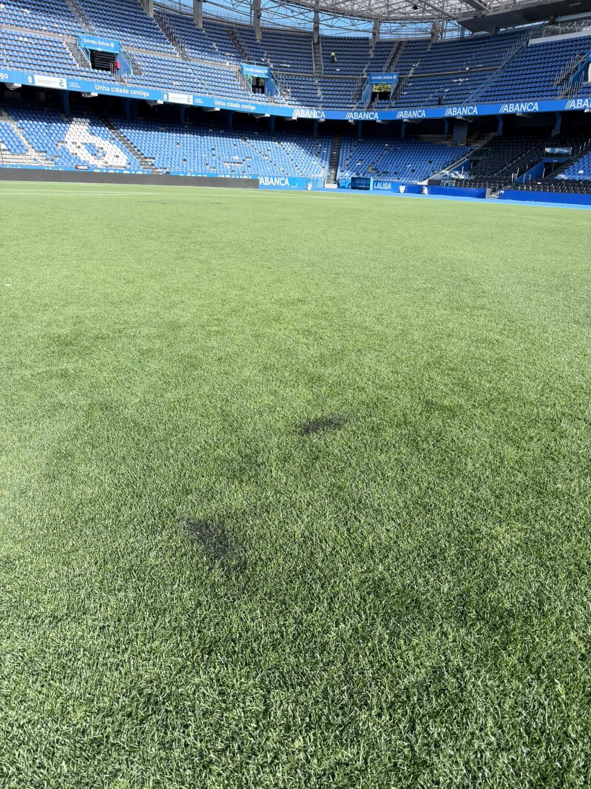 Destrozos en el estadio de Riazor en la fiesta del ascenso: 750 asientos arrancados y césped quemado