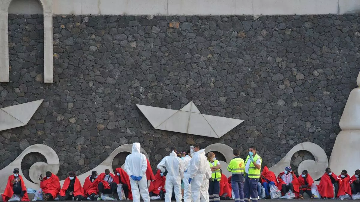 Localizan un cayuco con 48 personas al sur de El Hierro