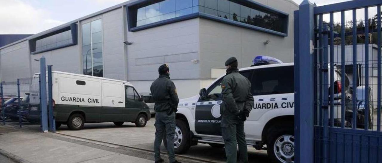 Agentes de la Guardia Civil ayer frente a la sede de Biomega Natural Nutrients, en Boiro. // Noé Parga