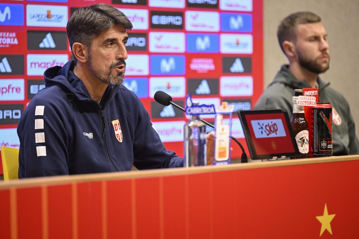 El seleccionador de Serbia, Velljko Paunovic, durante la rueda de prensa que ha ofrecido para hablar del partido amistoso de mañana frente a la selección de España