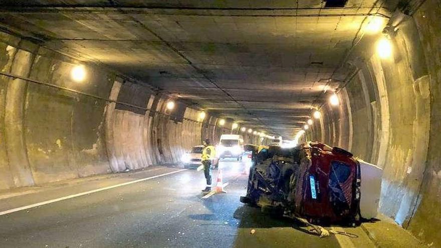 La furgoneta accidentada en el túnel del Negrón.